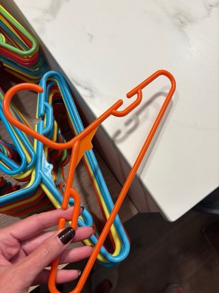 80 Perchas de plástico de colores