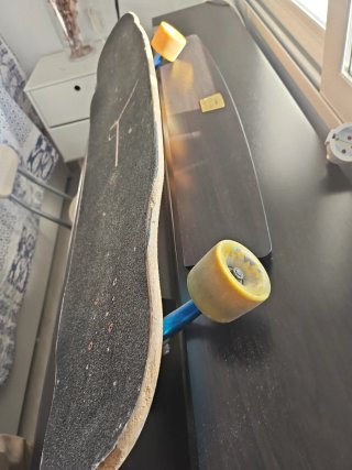 Longboard Loaded Tesseract con ejes Paris