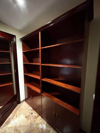 Armario de madera marrón