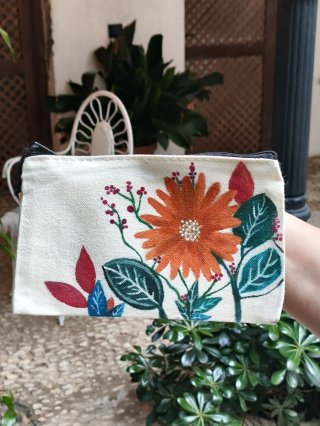 Neceser con flores otoñales pintadas a mano