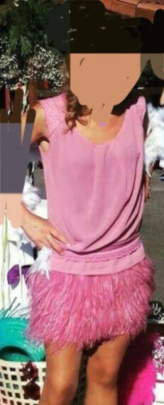 Vestido fiesta Valeria Derbais rosa plumas
