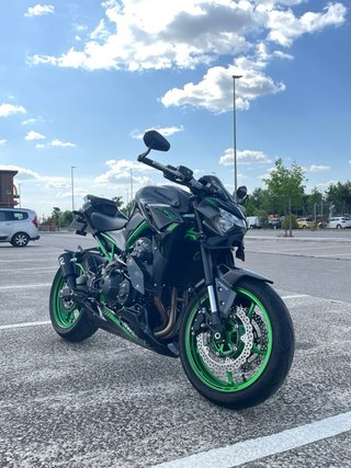 Kawasaki Z900 2024 Negra y Verde