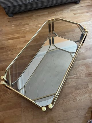 Mesa centro cristal y metal dorada