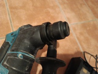 Taladro percutor Makita con cargador