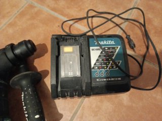 Taladro percutor Makita con cargador