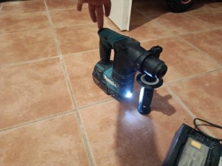 Taladro percutor Makita con cargador
