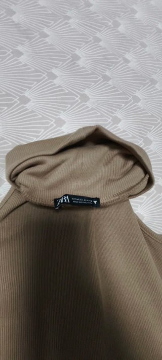 Vestido beige cuello alto sin mangas