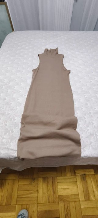 Vestido beige cuello alto sin mangas