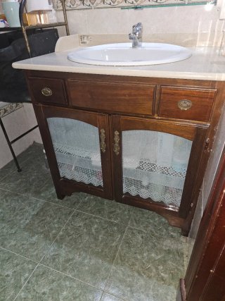 Mueble de baño madera con lavabo