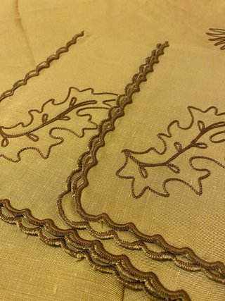 Tovaglia rotonda in lino ricamata a mano
