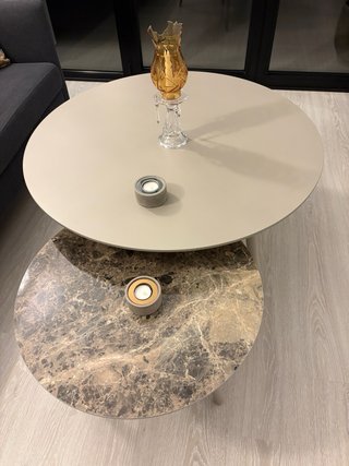Sofá Boconcept gris y dorado