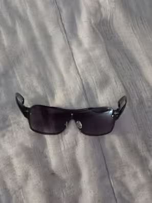Gafas de Sol Negras y Moradas