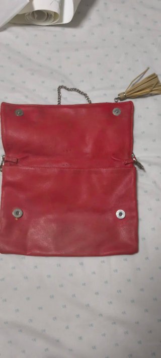 Bolso de mano rojo con cadena y borla
