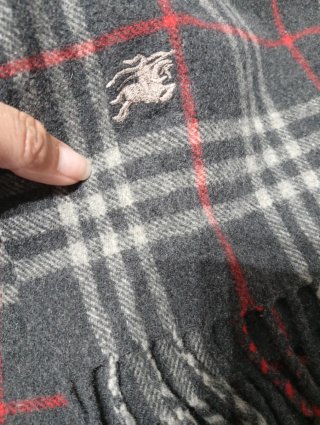 Bufanda Burberry Cuadros Gris y Rojo