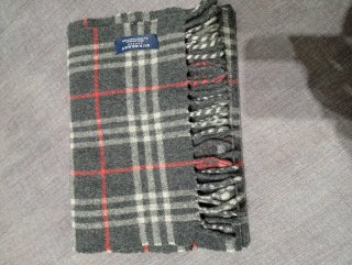 Bufanda Burberry Cuadros Gris y Rojo