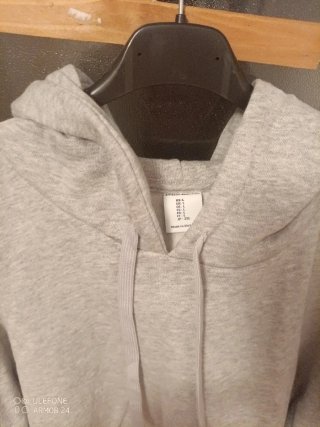 Sudadera gris con capucha