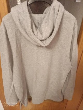 Sudadera gris con capucha