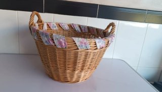 Cesta antigua de mimbre con tela floral