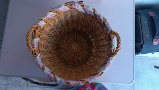 Cesta antigua de mimbre con tela floral