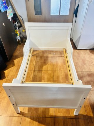 Cama extensible blanca + colchón infantil