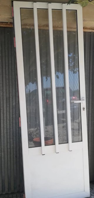 Puerta blanca con 4 cristales