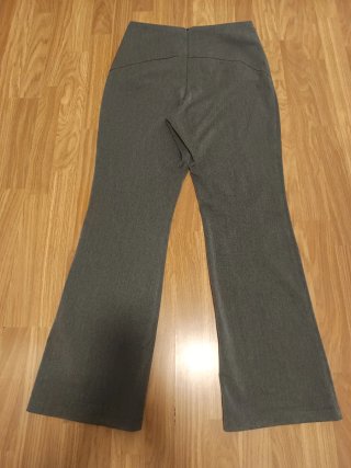 Pantalones grises de campana