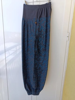 Pantalón bombacho en negro y estampado azul.