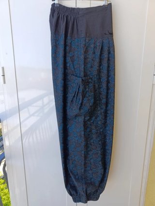 Pantalón bombacho en negro y estampado azul.