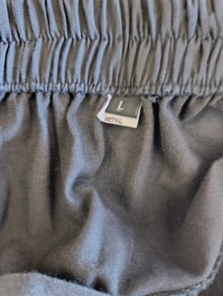 Pantalón bombacho en negro y estampado azul.