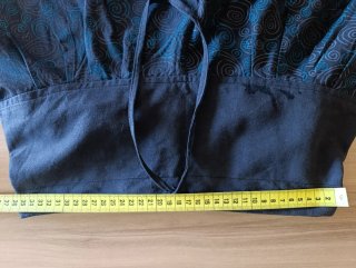 Pantalón bombacho en negro y estampado azul.