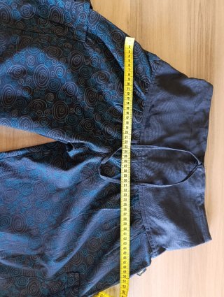 Pantalón bombacho en negro y estampado azul.