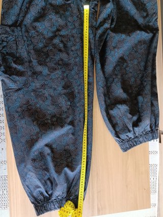 Pantalón bombacho en negro y estampado azul.