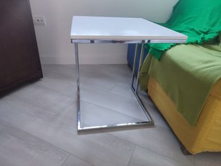 Mesa auxiliar blanca . Por abajo mide menos :45*45