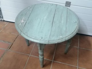 Mesa auxiliar rústica antigua de madera