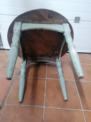 Mesa auxiliar rústica antigua de madera