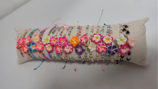 Pulseras de flores artesanales