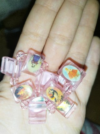 Pulsera cristiana con detalles coloridos