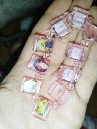 Pulsera cristiana con detalles coloridos