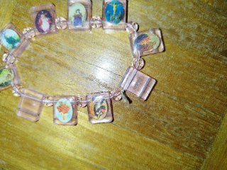 Pulsera cristiana con detalles coloridos