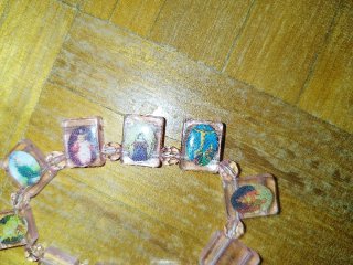 Pulsera cristiana con detalles coloridos