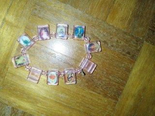 Pulsera cristiana con detalles coloridos