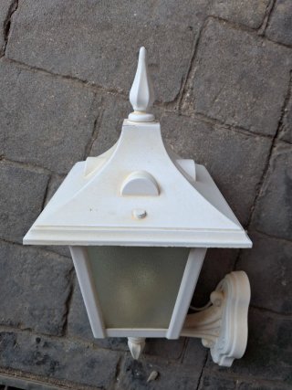 Farol metálico blanco exterior en muy buen estado