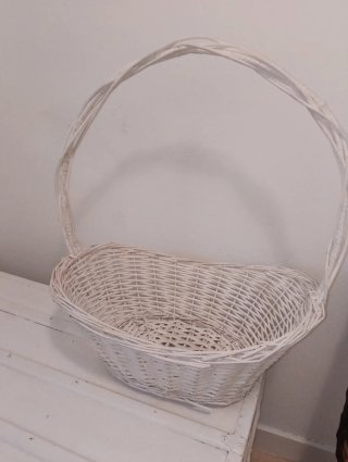 Cesta de mimbre blanca con asa