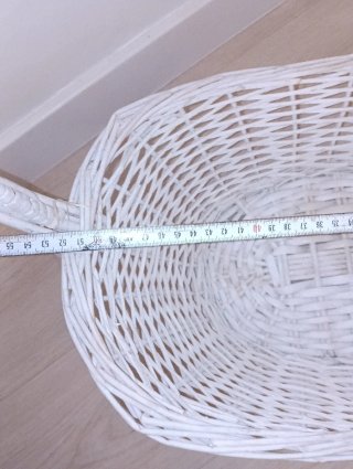 Cesta de mimbre blanca con asa