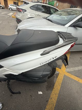 Kymco Grand Dink 125  , blanca . Tiene la cupula.