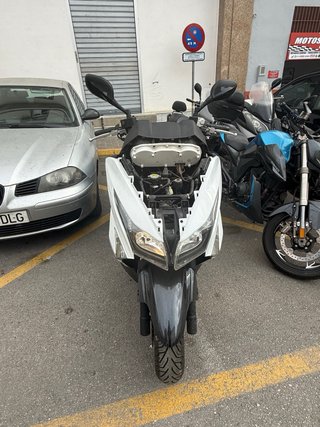 Kymco Grand Dink 125  , blanca . Tiene la cupula.