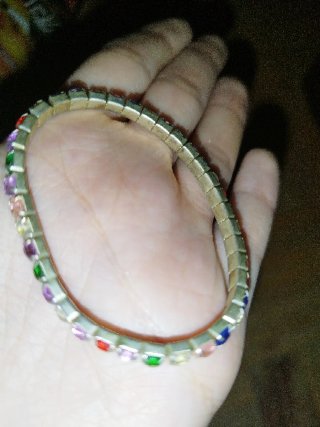 Pulsera elástica con piedras de colores