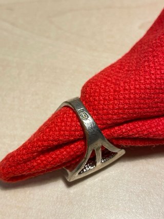 Anillo plateado con piedra blanca