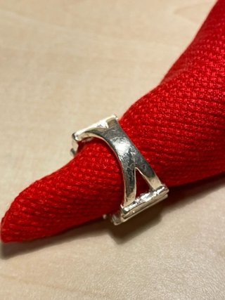 Anillo plateado con piedra blanca