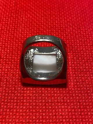Anillo plateado con piedra blanca